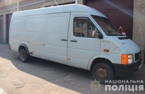 Житомирские полицейские вернули волонтерам микроавтобус, отобранный сепаратистами в 2014 году. ФОТО