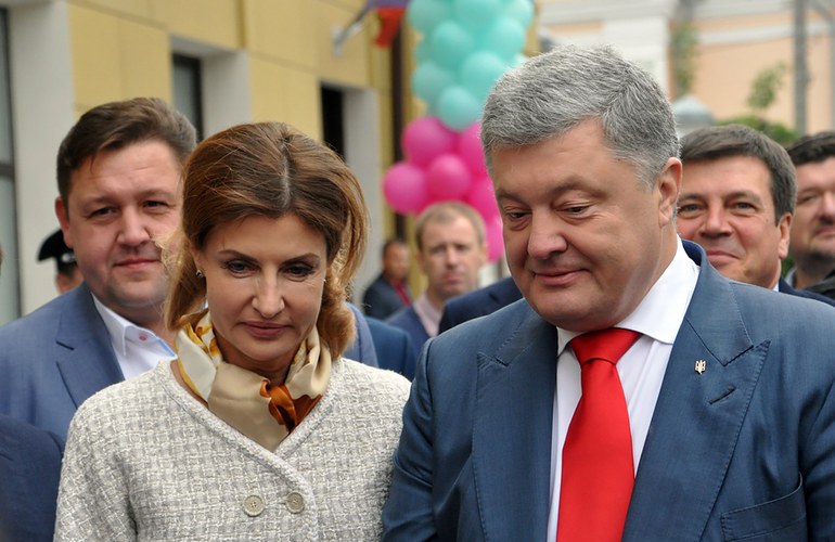 Президент Украины Порошенко гуляет с женой по Михайловской и приветствует удивленных прохожих. ФОТО