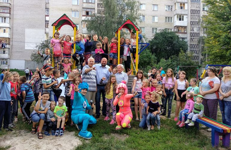 На Героїв Десантників, 1 встановили новий дитячий майданчик від Фонду родини Розенблат