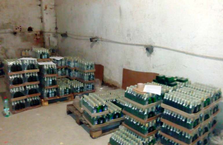 Незаконную торговлю фальсифицированным алкоголем остановили в Житомирской области. ФОТО