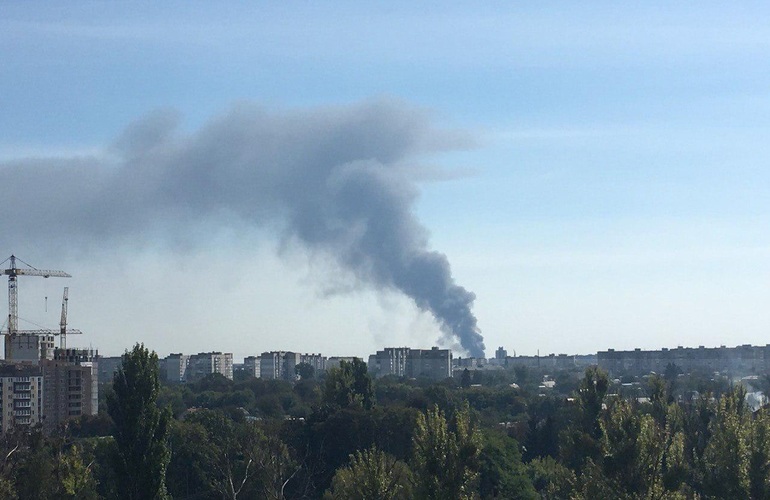 Масштабный пожар на Бумажной фабрике в Житомире: спасатели эвакуируют людей. ФОТО. ОБНОВЛЕНО