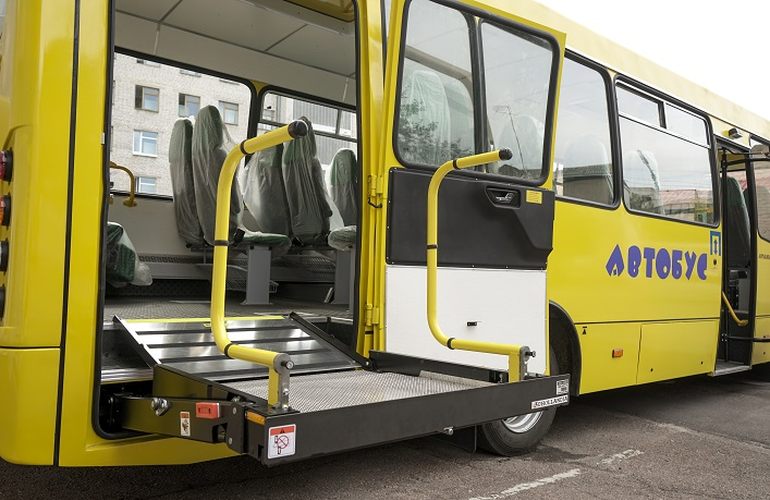 Житомирщина впервые купила школьный автобус, приспособленный для детей с инвалидностью. ФОТО