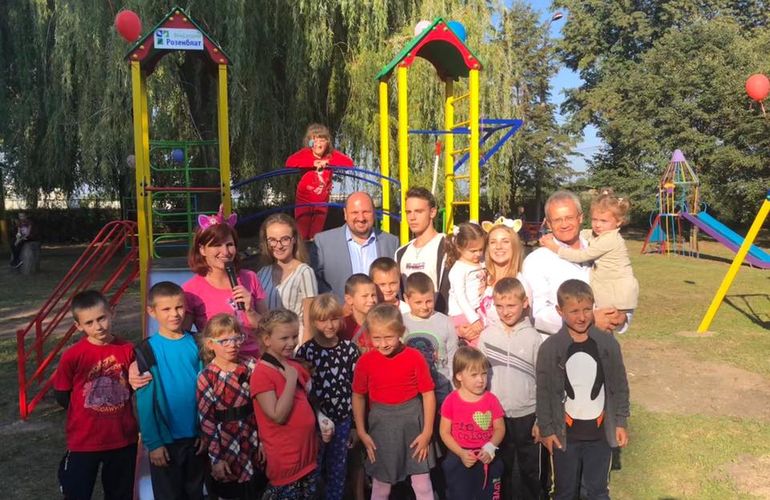 Завдяки Фонду родини Розенблат пацієнти Житомирської обласної дитячої лікарні гратимуться на сучасному ігровому майданчику