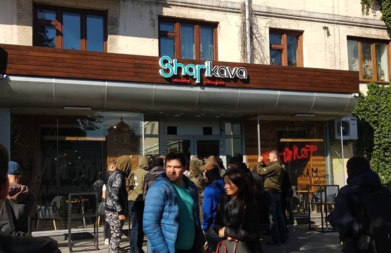 Праворадикалы «С14» едва не сожгли популярное кафе «Sharikava» в центре Житомира. ФОТО