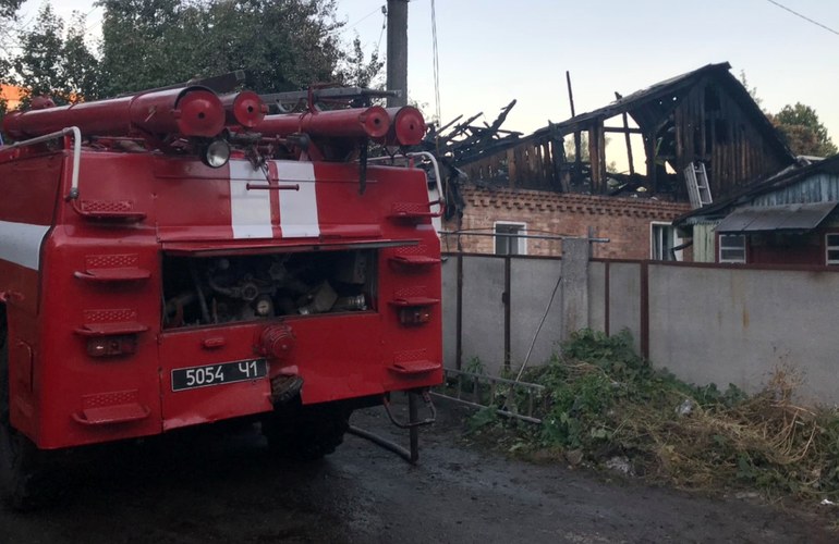 В Житомире сгорела крыша дома на трех хозяев. ВИДЕО очевидцев