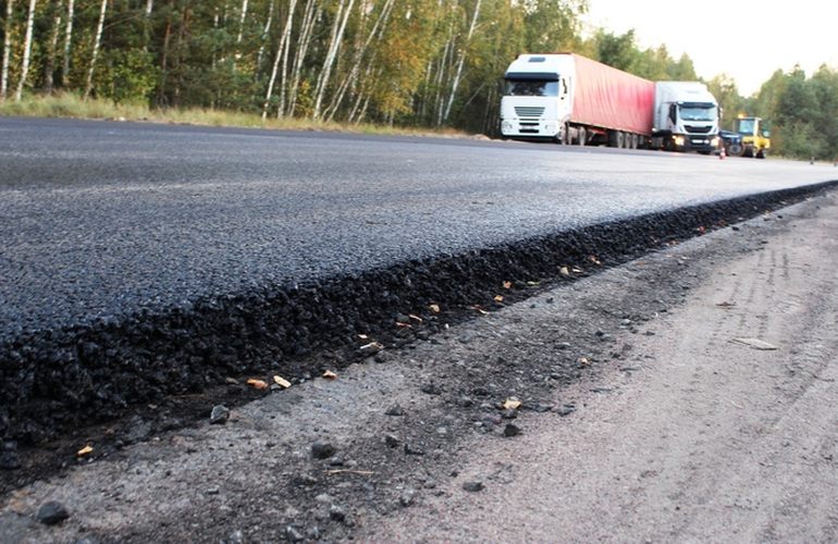 В Житомирской области ремонтируют автотрассу на границе с Беларусью. ФОТО