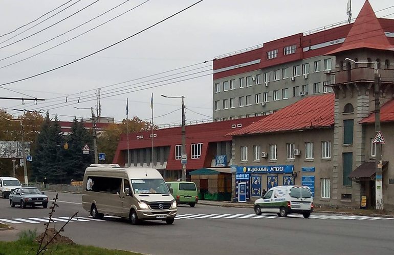 На Чулочной фабрике в Житомире нанесли разметку пешеходного перехода, а светофор установить не смогли