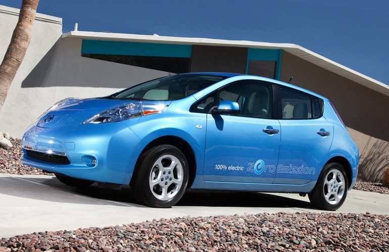Житомирским санитарам купили электромобили Nissan Leaf