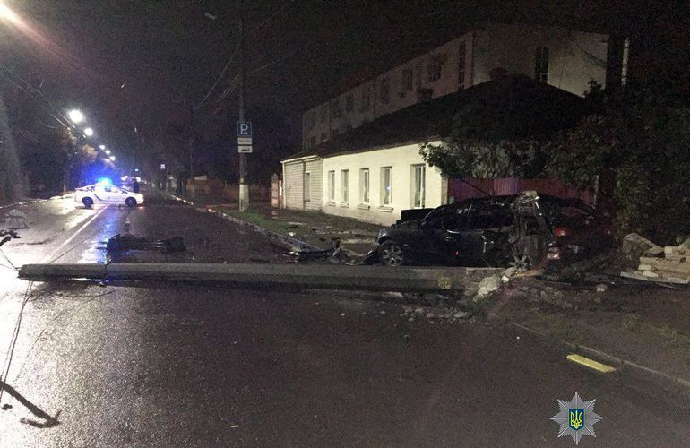 В стельку пьяный водитель BMW врезался в электроопору в Житомире. ФОТО