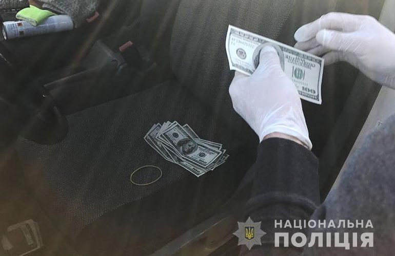 В Житомире при получении взятки в $2000 задержали прокурора. ФОТО