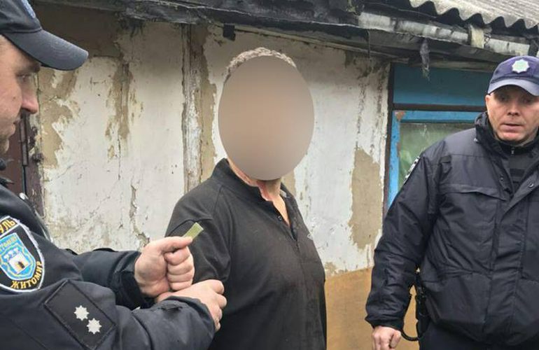 Полисмены спасли в Житомире мужчину, который пытался покончить с собой и поджечь дом