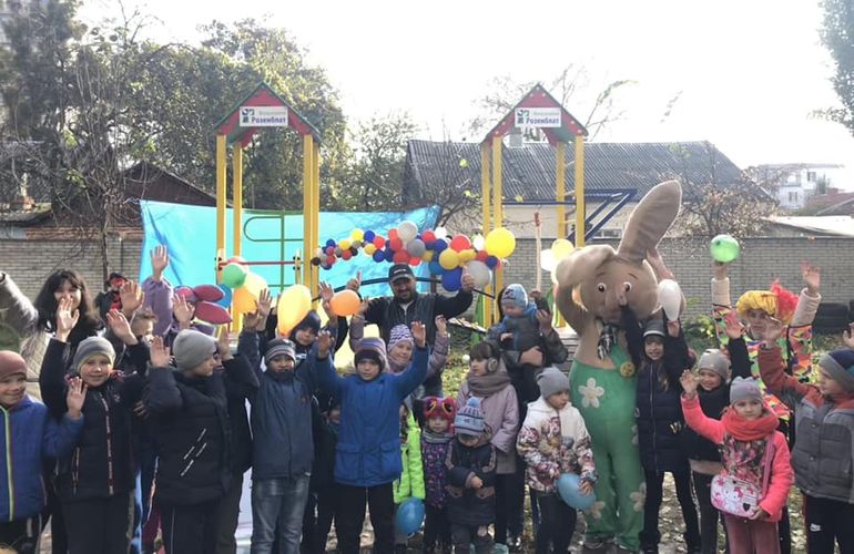 В Житомирі відкрили 12-й дитячий майданчик, встановлений за сприяння Фонду родини Розенблат.ВІДЕО