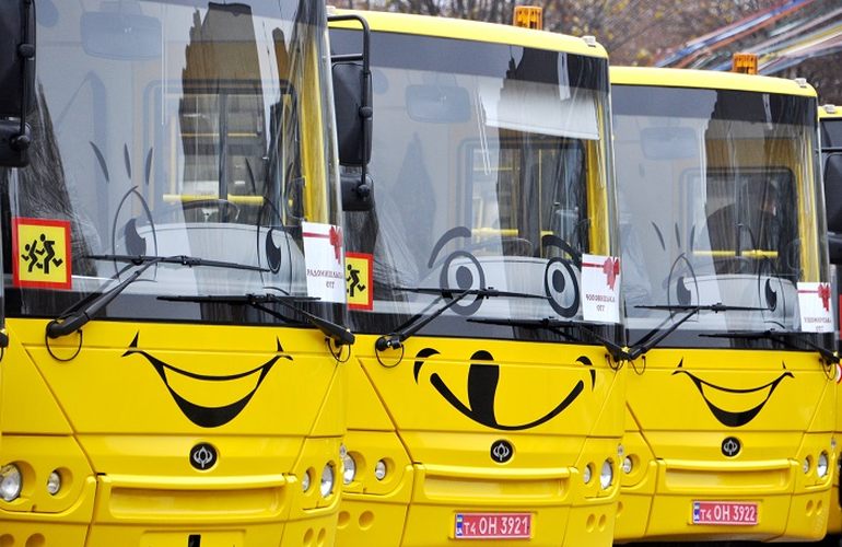 Районам и громадам Житомирщины передали очередную партию школьных автобусов. ФОТО