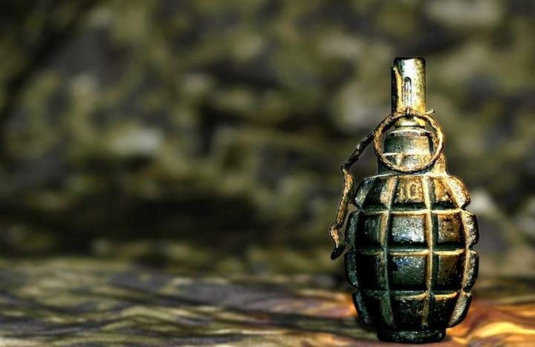 Житель Житомирщины бросил гранату во двор товарища, мужчина чудом выжил. ФОТО