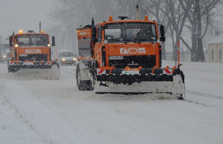ОГА должна посыпать и расчищать от снега 7000 км дорог в Житомирской области
