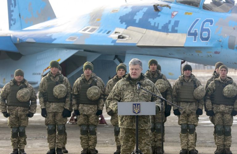 Порошенко на аэродроме под Житомиром поздравил военнослужащих с Днем ВСУ. ВИДЕО