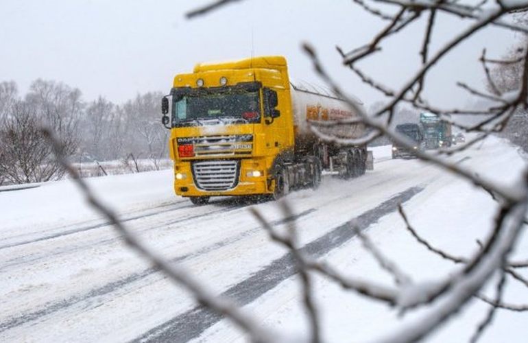 Из-за сильного снегопада ограничили движение грузовиков по автотрассам Житомирщины