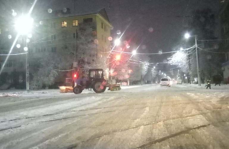 Стало известно, сколько единиц спецтехники убирают снег на дорогах Житомира и области