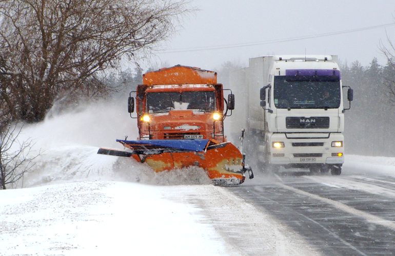 Вторые сутки снегопада: на дорогах Житомирщины работают более 60 единиц техники