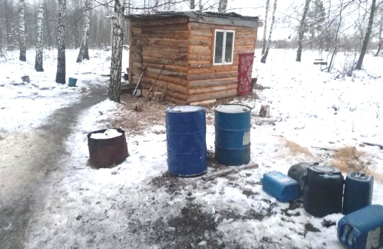 Дизтопливо из деревянного домика: в Житомирской области ликвидировали подпольную автозаправку. ФОТО