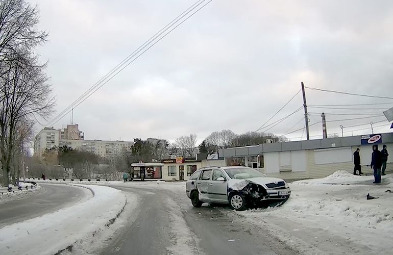 Водитель Skoda не справился с управлением и протаранил киоск в спальном районе Житомира. ФОТО