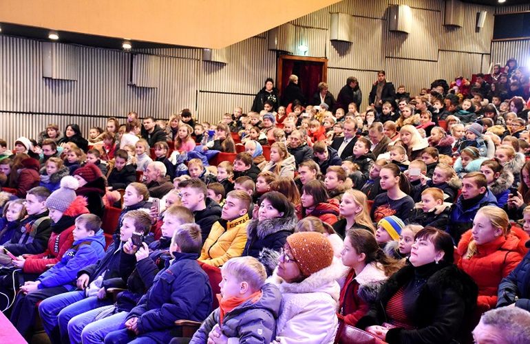 Для 1000 детишек из районов Житомирской области показали новогодний спектакль. ФОТО