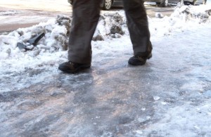 Более 1000 травмированных за месяц. Житомиряне требуют немедленно очистить тротуары от льда