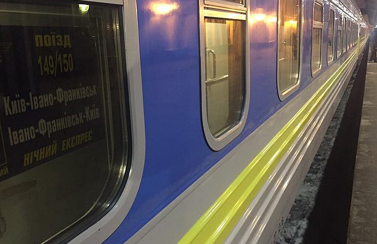 Пассажирский поезд сбил мужчину на Житомирщине