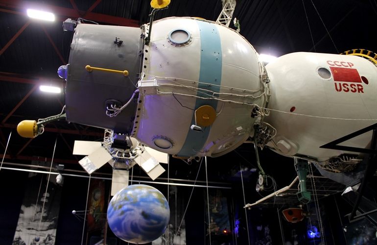 В Житомирском музее космонавтики устанавливают новую систему освещения и вентиляции. ФОТО