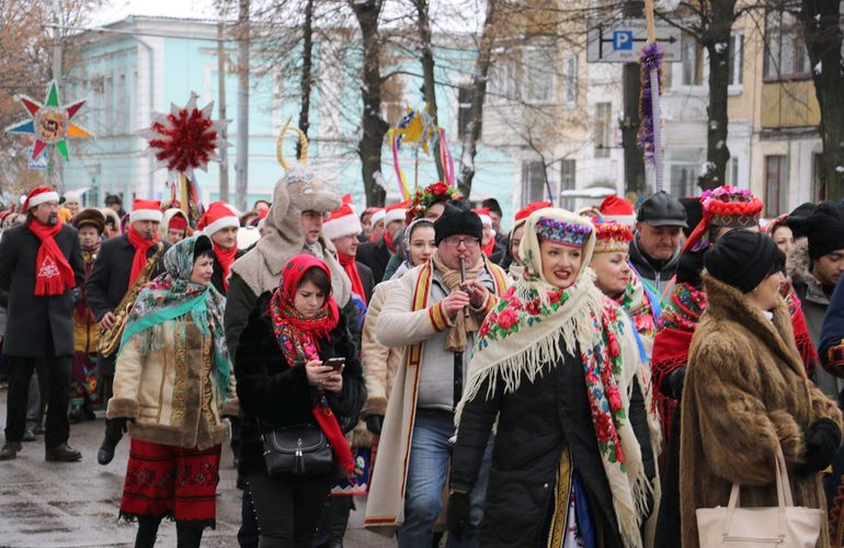 Праздничное шествие и щедровки: как Житомир отмечал праздник Маланки. ФОТО