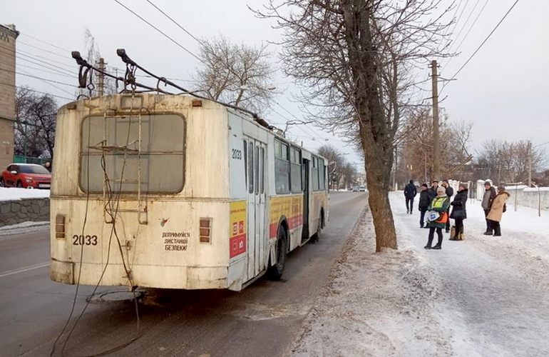 В Житомире на ходу загорелся троллейбус. Пассажиры в панике выбегали из салона. ОБНОВЛЕНО