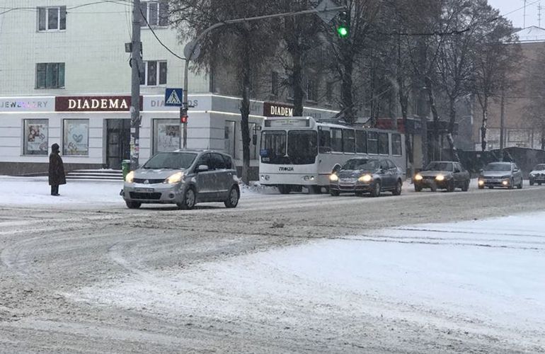Житомир засыпает снегом: на улицах города осложнено движение коммунального транспорта