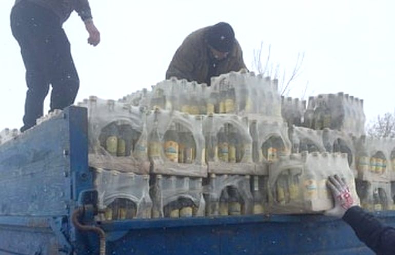 На Житомирщине задержали грузовик, который вез более 7000 бутылок поддельной водки. ФОТО