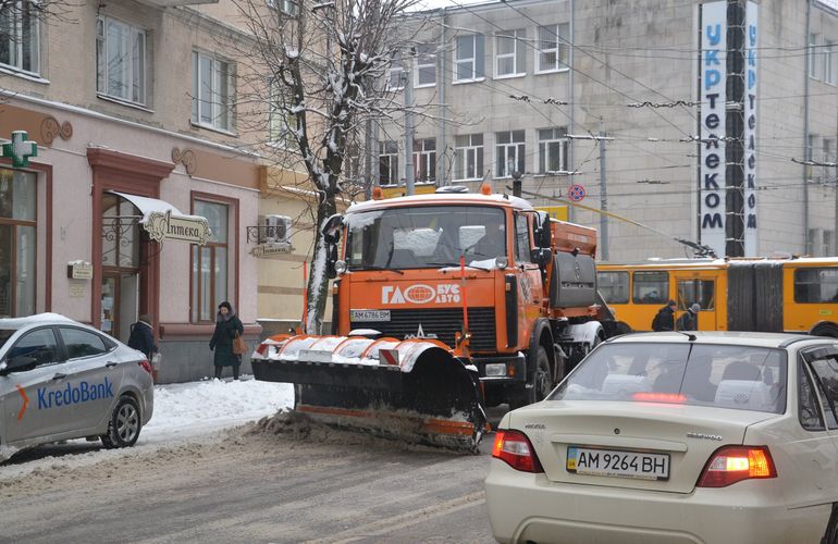Коммунальщики отчитались об уборке снега в Житомире