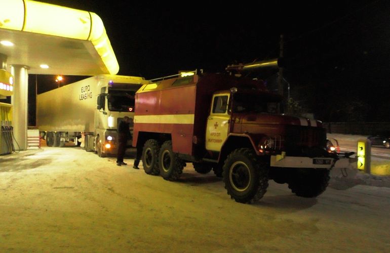 В Житомире спасатели вытащили грузовик из сугроба. ВИДЕО