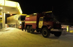  В Житомире спасатели вытащили грузовик из <b>сугроба</b>. ВИДЕО 