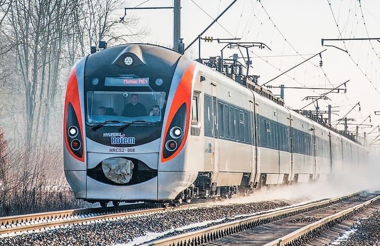 Скоростной поезд Киев-Перемышль сбил пенсионера на Житомирщине
