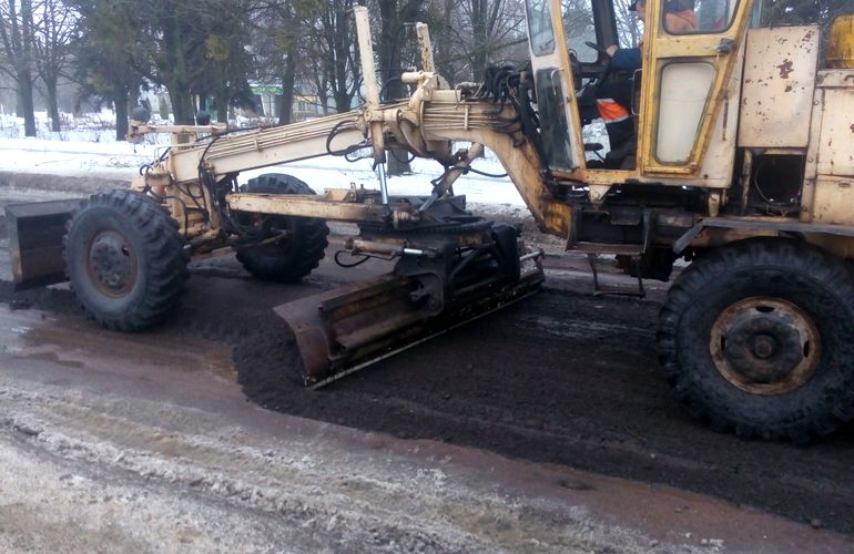 В Житомире подсыпали ямы по улице Королёва. Коммунальщики говорят - это временное решение. ФОТО