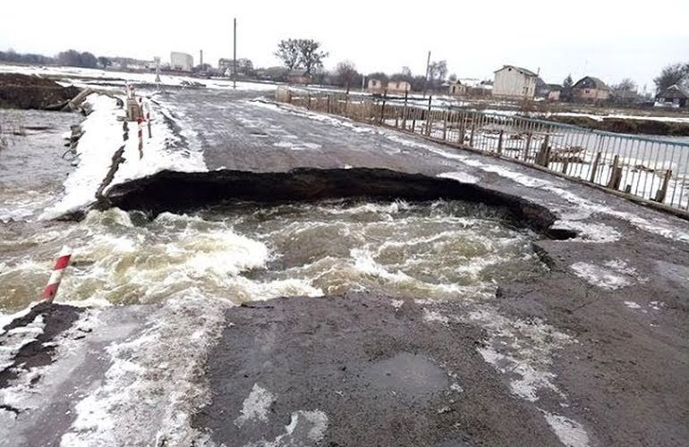 Паводок разрушил временный мост на Житомирщине. ВИДЕО
