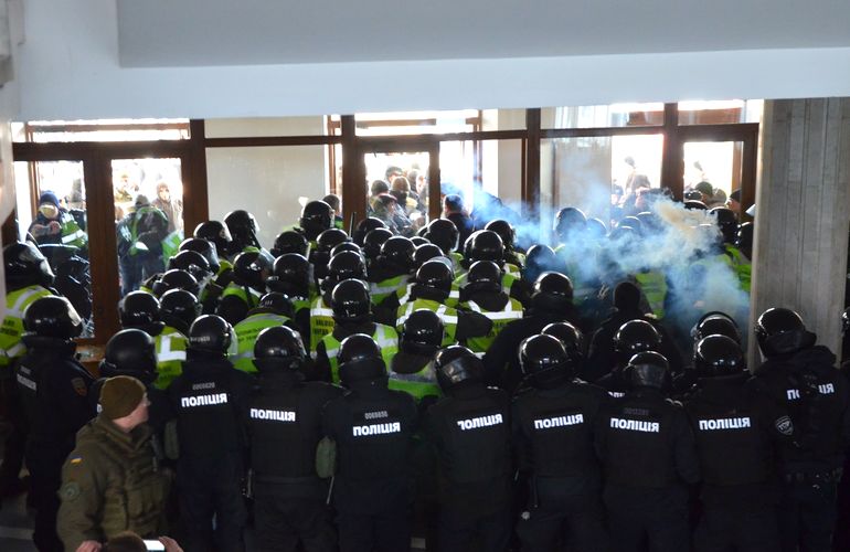 Силовики, разбитые двери и дымовые шашки: как «активисты» штурмовали здание ОГА в Житомире. ФОТОРЕПОРТАЖ