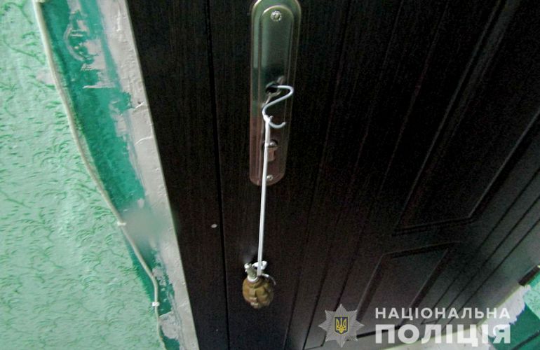 В Житомирской области неизвестные привязали боевую гранату к двери квартиры