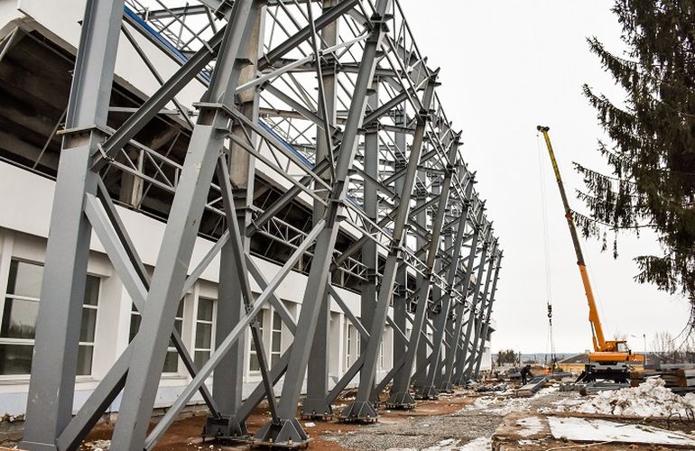 Над житомирским стадионом «Полесье» продолжают монтировать накрытие. ФОТО