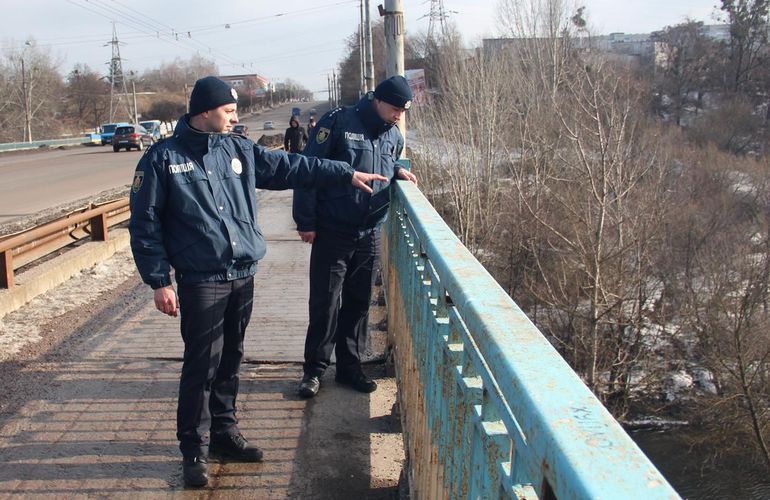 В Житомире мать 4-х детей пыталась прыгнуть с моста. Женщину спасли полицейские