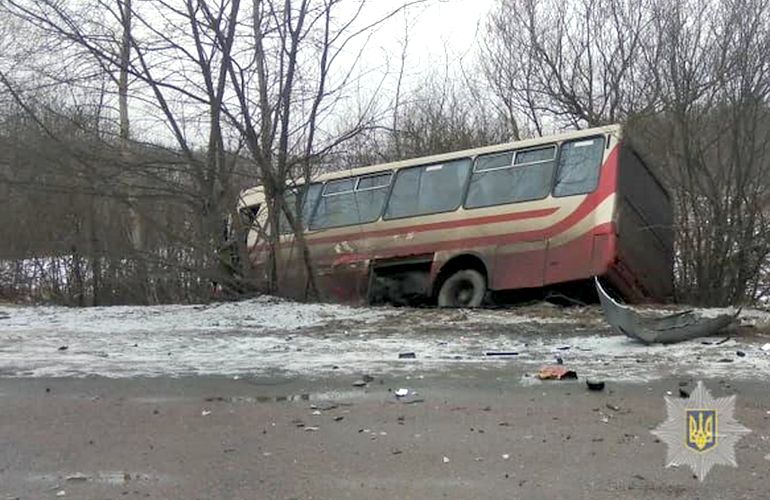 В Житомирской области легковое авто влетело в рейсовый автобус, есть пострадавшие