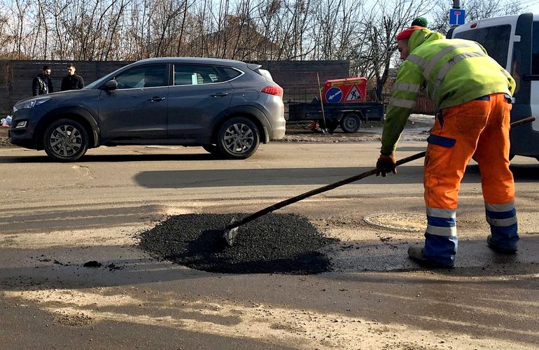 На улицах Житомира проводят ямочный ремонт дорожного покрытия. ФОТО