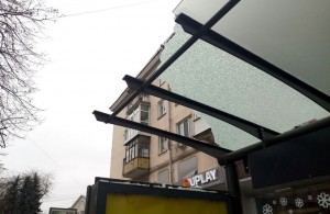  В Житомире водитель автомобиля разбил остановку и уехал с места <b>происшествия</b>. ФОТО 
