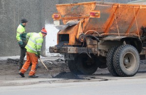 Заместитель мэра Дмитрий Ткачук рассказал о ямочном ремонте дорог в Житомире. ФОТО