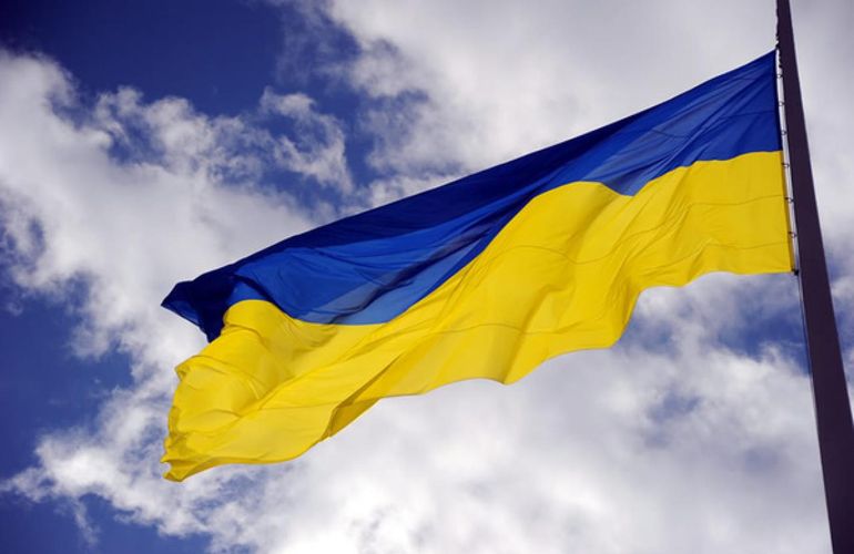 Полиция разыскивает на Житомирщине мужчину, который растрощил флаг Украины
