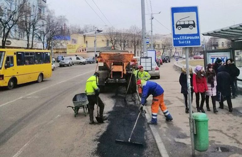 На улицах Житомира продолжается ямочный ремонт дорог: где сегодня будут латать ямы