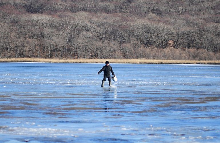 Сократил дорогу через реку: в Житомирской области под лёд провалился мужчина